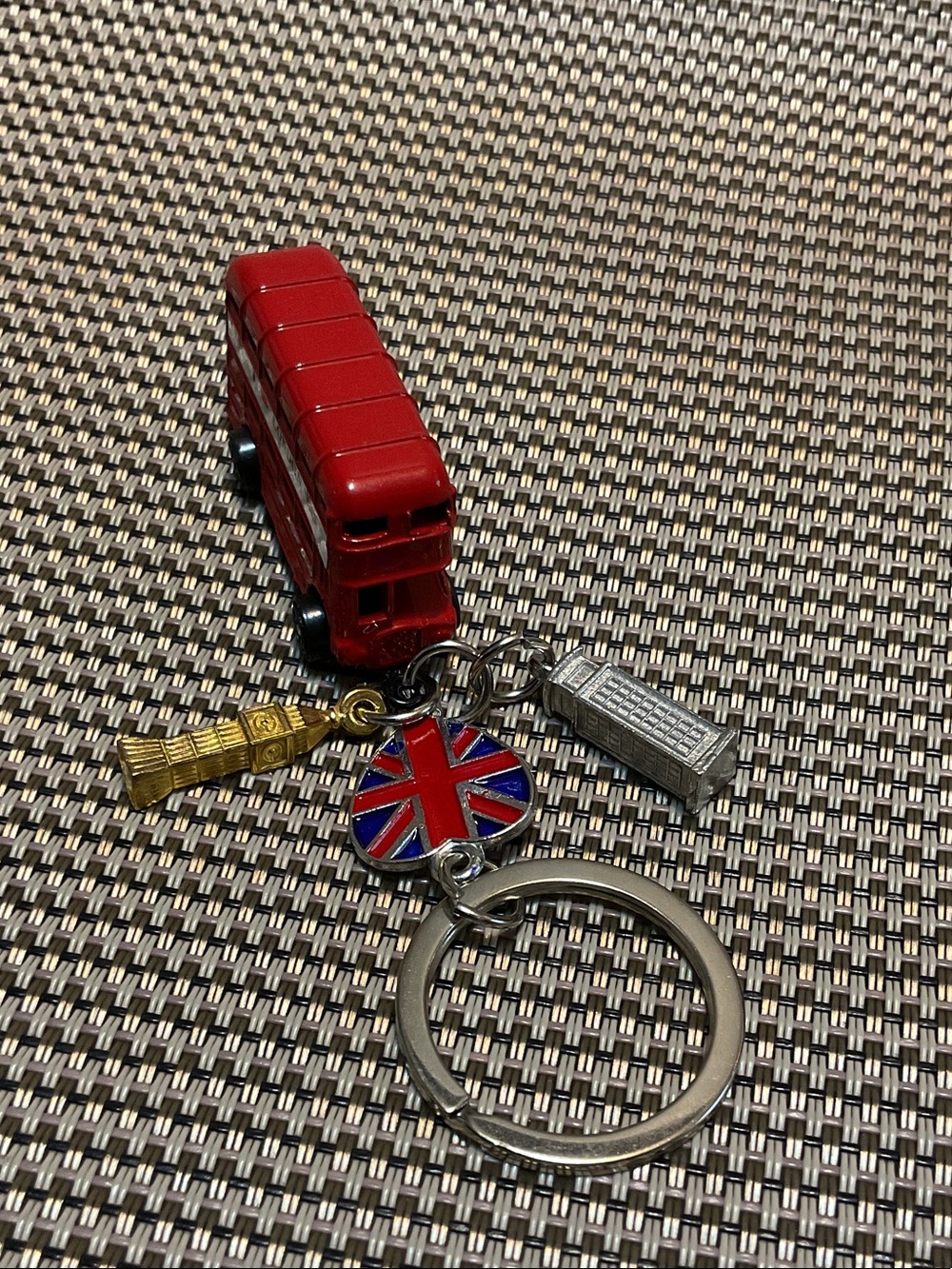 London Red Double-Decker Bus Keychain with Union Jack Heart - Picture 3 of 3